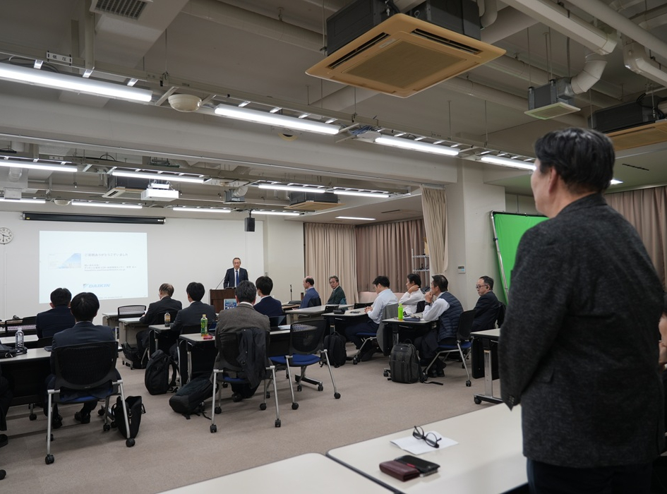 会員向け講演会と研究室見学を開催しました。