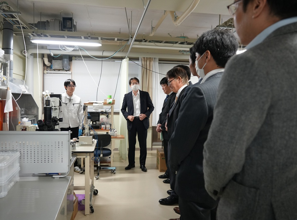 会員向け講演会と研究室見学を開催しました。