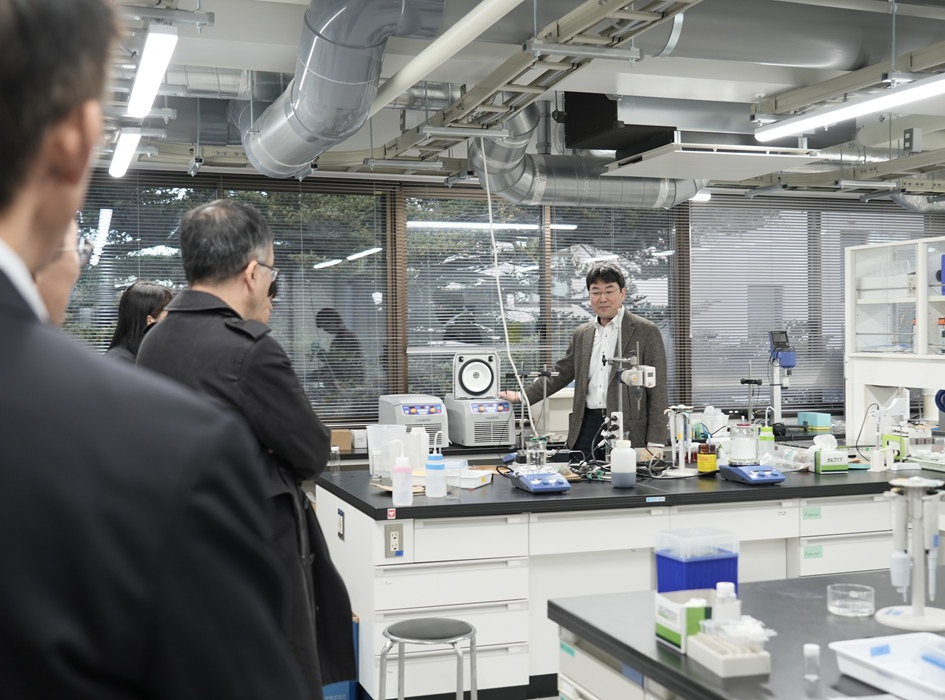 会員向け講演会と研究室見学を開催しました。